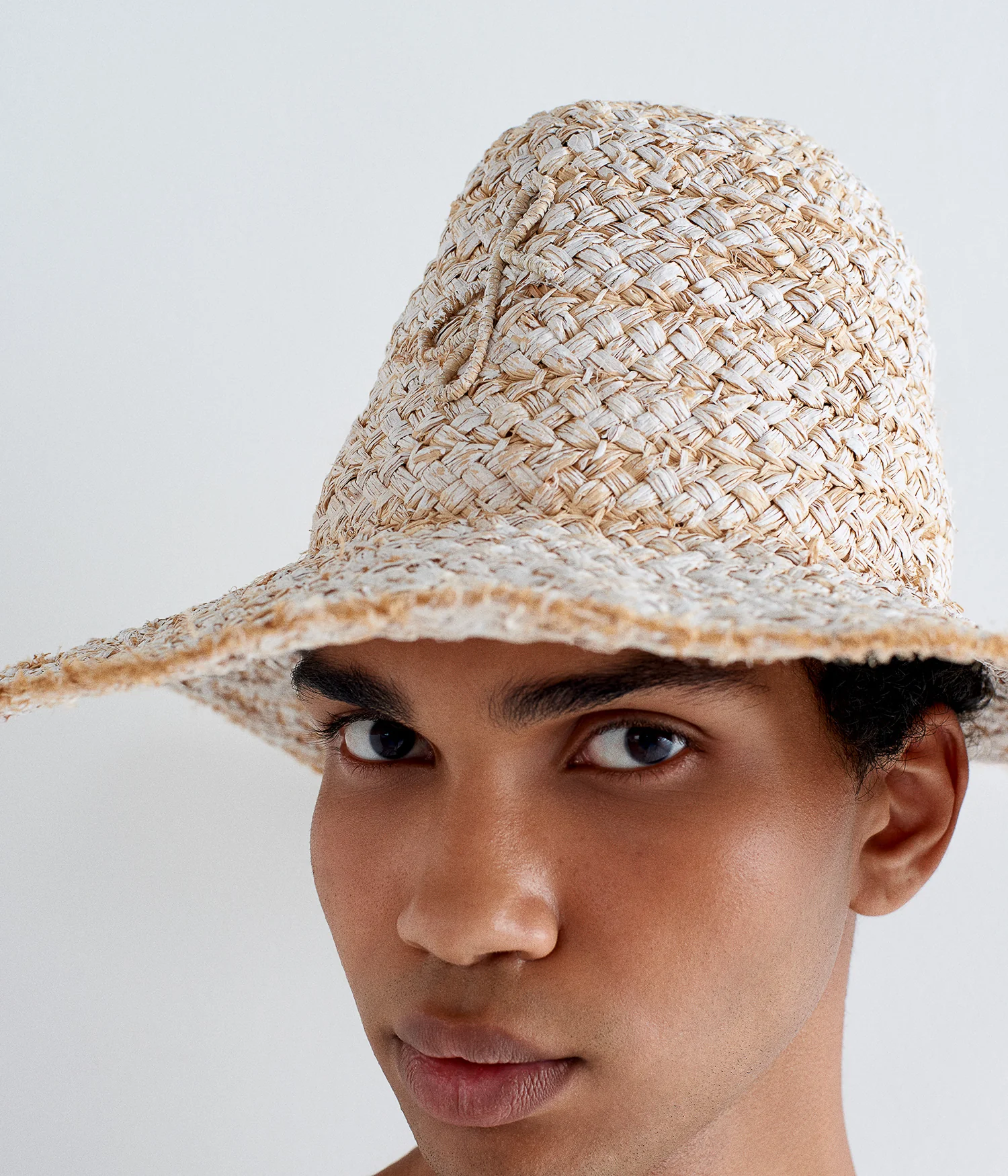 HAND-DYED STRAW HAT IN WHITE